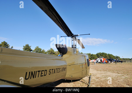 Stati Uniti esercito Militare Elicottero parcheggiato su un terreno a Camp Edwards del Massachusetts militare prenotazione, Cape Cod, STATI UNITI D'AMERICA Foto Stock