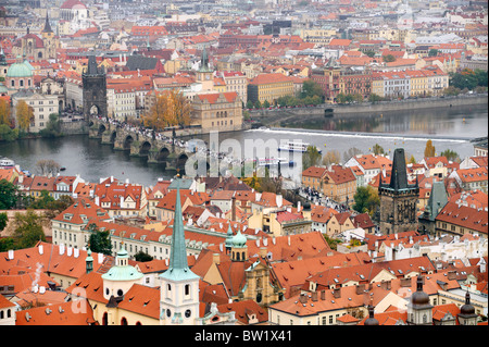 Il Ponte Carlo a Praga, attraversando il fiume Vltava con paesaggio e rosso tetto di tegole come visto dalla parte superiore della cattedrale di San Vito Foto Stock