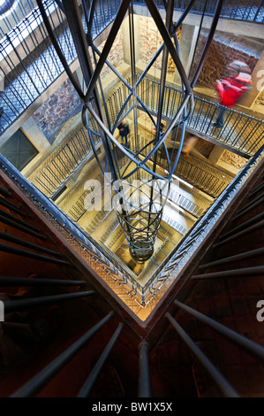 Futuristico moderno ascensore all'interno dell'Orologio Astronomico Torre in Piazza della Città Vecchia di Praga Foto Stock