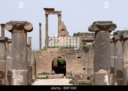 Le rovine romane della città antica di Bosra in Siria. Foto Stock