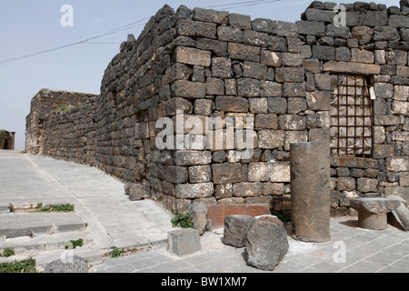 Muro di pietra presso l'antica città di Bosra in Siria. Foto Stock