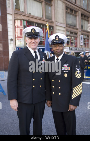 2010 veterani parata del giorno sulla Quinta Avenue in New York City. Due fieri ufficiali navali marciare in parata. Foto Stock