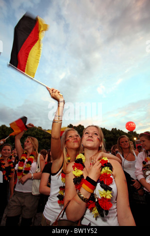 Per gli appassionati di calcio al Fan Fest Berlin, Germania Foto Stock