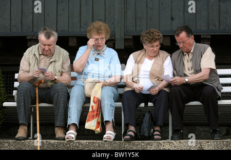 Gli anziani seduti su una panchina, Dresda, Germania Foto Stock