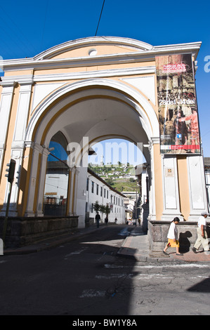 Arco di Calle del Hospital con la Vergine di Quito Monumento in collina, Centro storico, Quito, Ecuador. Foto Stock