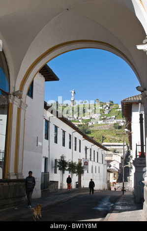 Quito, Ecuador. Calle del Hospital arch con la Vergine di Quito monumento sulla collina, centro storico. Foto Stock