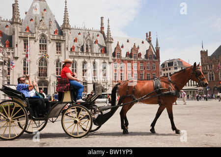 Markt, Bruges, Fiandre Orientali, Belgio, Europa. Cavallo e Carrozza turisti escursione nella storica piazza. Foto Stock