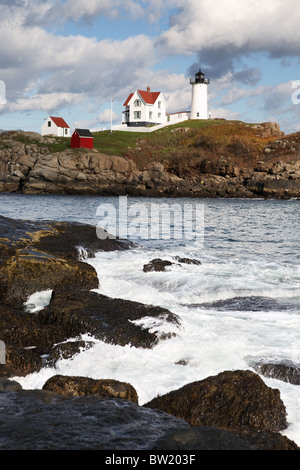 Cape Neddick Faro è costruito su Nubble isola ed è anche conosciuta come la luce Nubble o Nubble faro Foto Stock