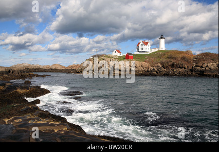 Cape Neddick Faro è costruito su Nubble isola ed è anche conosciuta come la luce Nubble o Nubble faro Foto Stock