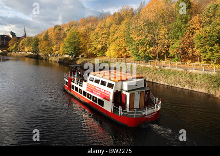 I turisti a bordo di una barca lungo il fiume a bordo di usura del Principe Vescovo, Durham City, Inghilterra. Foto Stock