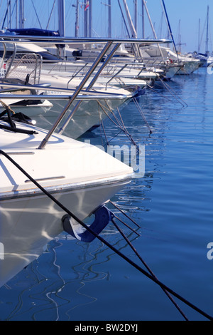 Barche di prua in marina mar mediterraneo bow dettaglio Harbour Foto Stock