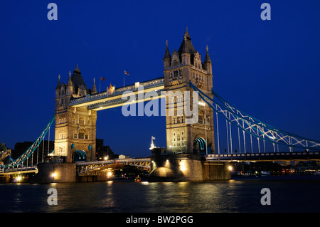 Il Tower Bridge di notte, Londra, Inghilterra, Regno Unito Foto Stock