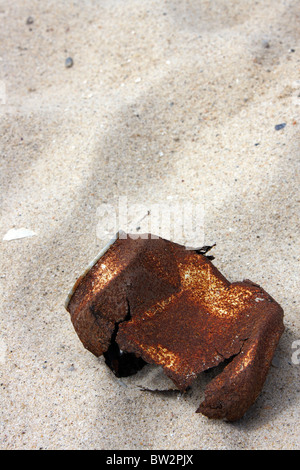 Un arrugginito di pop può sovraccaricare la spiaggia sabbiosa Foto Stock