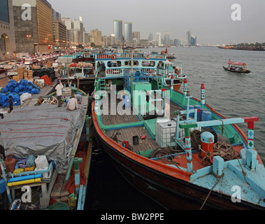 Barche ormeggiate presso il Torrente di Dubai Emirati Arabi Uniti Foto Stock