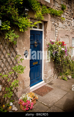 Blu porta anteriore al cottage Derbyshire Peak District Inghilterra Foto Stock