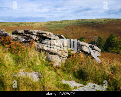 Nero Tor su Brent Moor nel Parco Nazionale di Dartmoor vicino Didworthy, Devon, Inghilterra. Foto Stock