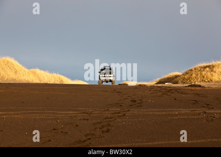 Una variante di Ford E-350 su un nero spiaggia vulcanica, costa sud-ovest dell'Islanda. Foto Stock