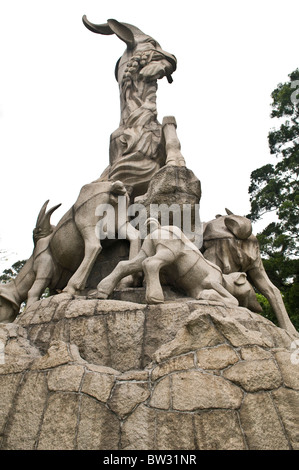 La famosa Statua dei Cinque Arieti nel parco Yuexiu. Foto Stock