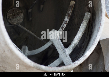 primo piano del vecchio miscelatore per calcestruzzo sporco Foto stock -  Alamy