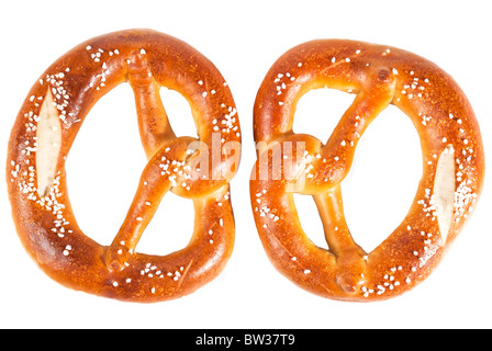 Due pretzel bavarese isolato su bianco Foto Stock