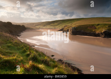 Una spiaggia deserta a Porth (Polly) Scherzo sul North Cornish Coast tra Crantock e Holywell Bay Foto Stock