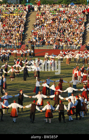 Ballerini Folk effettuando al brano estone e Dance Festival (Eesti laulu- ja tantsupidu) in Campidoglio, Tallinn. Foto Stock