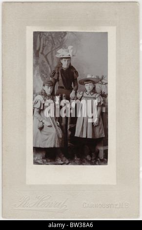 Ritratto in studio sulla scheda originale raffigurante tre giovani suore edoardiana, indossando gli stili diversi di cappelli. Foto Stock