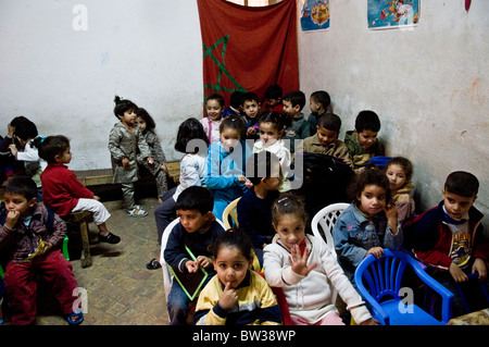 Una visita a una piccola aula in una piccola scuola elementare nella città vecchia di Fes. Foto Stock