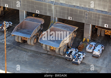 Due grandi mine autocarri con cassone ribaltabile di manutenzione in Kennecott miniera di rame nel centro dello Utah. Vista aerea. I pick-up parcheggiato. Foto Stock