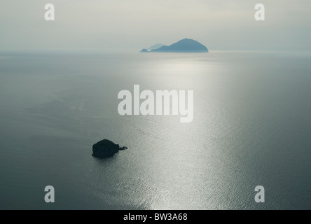 Vista di Filicudi Isola di Salina, una delle Isole Eolie Sicilia off Foto Stock