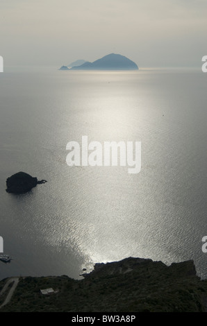 Vista di Filicudi Isola di Salina, una delle Isole Eolie Sicilia off Foto Stock