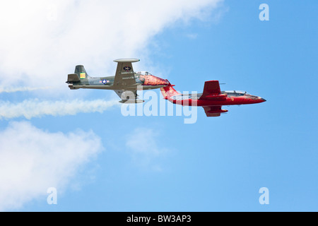 La stella rossa e il Drago Jet Team fly Viper-29 Stella Rossa e BAC-167 Strikemaster durante air show al NAS Jacksonville, Florida Foto Stock