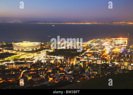 Green Point Stadium e Victoria and Albert Waterfront al crepuscolo, Cape Town, Western Cape, Sud Africa Foto Stock