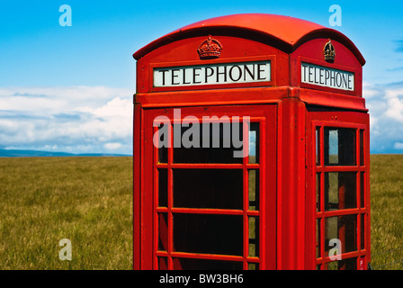 Telefono rosso stand alone permanente nel paesaggio Foto Stock