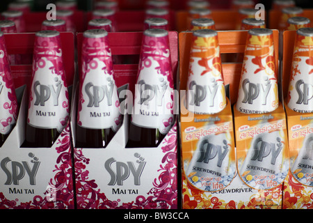 Spy refrigeratori di vino sul display al Siam Winery e vigneti, si trova a sud di Bangkok, Tailandia. Foto Stock