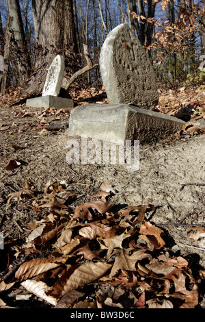 Antiche tombe in Vera Cruz cimitero in Ohio. Il cimitero, non più in uso, presenta tombe risalenti al XVIII secolo. Foto Stock