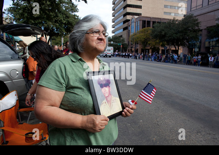 Donna ispanica contiene foto di suo fratello, che è stato ucciso nel 1969 in Vietnam, durante il veterano annuale del giorno parade di Austin, TX Foto Stock