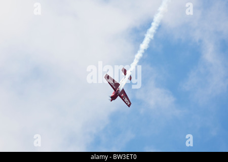 Mike Goulian eseguendo nel suo Extra 300 SC durante un air show al NAS Jacksonville, Florida Foto Stock