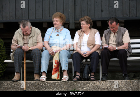 Gli anziani seduti su una panchina, Dresda, Germania Foto Stock