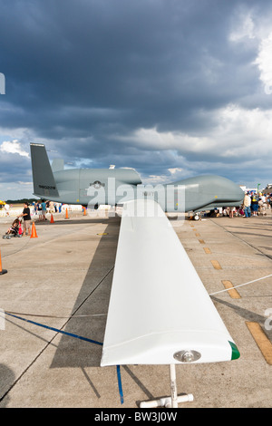 Northrop Grumman RQ-4 Global Hawk Drone (UAV) presso air show al NAS Jacksonville, Florida Foto Stock