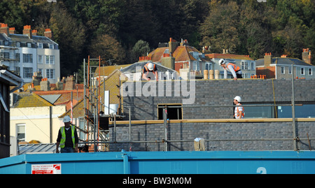 Costruttori al lavoro su un lungomare lo sviluppo in Hastings East Sussex Regno Unito Foto Stock