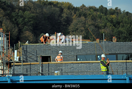 Costruttori al lavoro su un lungomare lo sviluppo in Hastings East Sussex Regno Unito Foto Stock