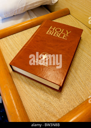 Gedeone Bibbia della posta in una camera di hotel da Gideons International un cristiano evangelico organizzazione fondata nel 1899 a Wisconsin Foto Stock