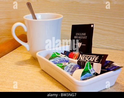 Tazza e tè, caffè e latte bustine in un Travelodge la stanza del motel nel Regno Unito Foto Stock