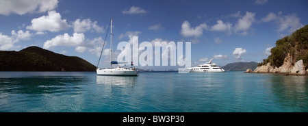 Yachts in una incontaminata baia delle Isole Vergini Britanniche Foto Stock