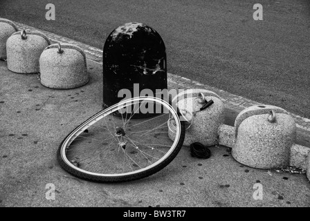 Ruote rimanenti di un furto di bicicletta in una piazza italiana Foto Stock