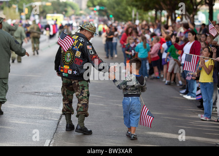 Il veterano militare saluta il suo nipote Elliot Esparza nell'annuale del veterano parata del giorno di Austin in Texas Foto Stock