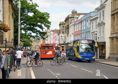 I ciclisti, pedoni e bus, High Street, Oxford, Oxfordshire, England, Regno Unito Foto Stock