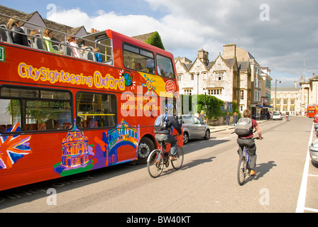 Gita turistica della città di bus, ciclisti, il centro città di Oxford, Oxfordshire, England, Regno Unito Foto Stock