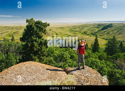 Escursionista presso il conglomerato scogliere lookout, Cypress Hills parco interprovinciale, Saskatchewan, Canada Foto Stock